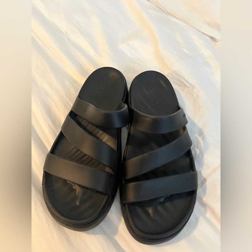 NWOT Crocs Black Splash Strappy Slide Sandals Woman’s size 7 - Picture 2 of 5